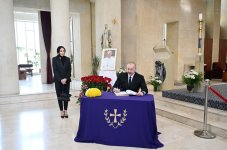Президент Ильхам Алиев и Первая леди Мехрибан Алиева посетили церковь Пресвятой Девы Марии в Баку, выразили соболезнования в связи с кончиной Папы Римского Франциска (ФОТО/ВИДЕО)