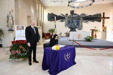 Президент Ильхам Алиев и Первая леди Мехрибан Алиева посетили церковь Пресвятой Девы Марии в Баку, выразили соболезнования в связи с кончиной Папы Римского Франциска (ФОТО/ВИДЕО)