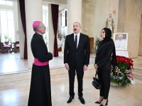 Президент Ильхам Алиев и Первая леди Мехрибан Алиева посетили церковь Пресвятой Девы Марии в Баку, выразили соболезнования в связи с кончиной Папы Римского Франциска (ФОТО/ВИДЕО)
