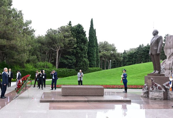 Iranian President pays tribute to National Leader Heydar Aliyev at Alley of Honor (PHOTO)