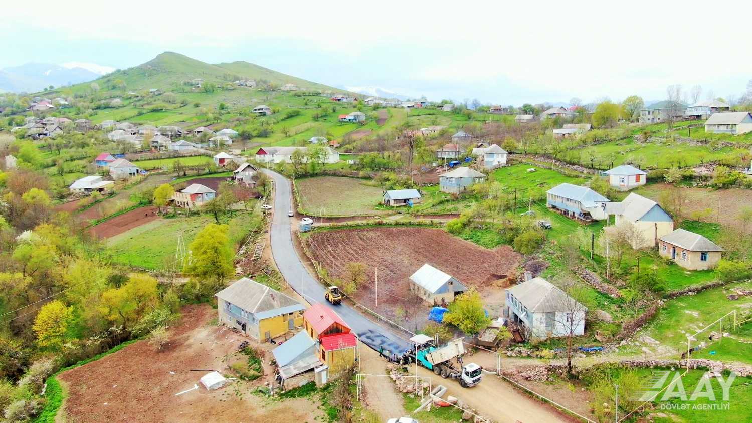 В Гядабее реконструируют автомобильные дороги, соединяющие 19 населенных пунктов (ВИДЕО)
