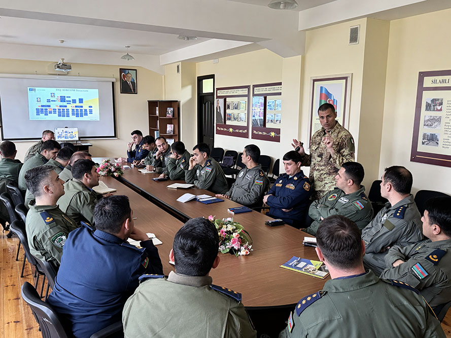 Мобильная тренинговая группа НАТО проводит курс в Баку