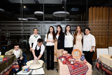 Вице-президент Фонда Гейдара Алиева Лейла Алиева и руководитель Баку Медиа Центра Арзу Алиева ознакомились с творческим процессом людей, принадлежащих к уязвимым группам (ФОТО)