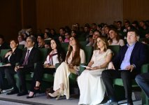 Вице-президент Фонда Гейдара Алиева Лейла Алиева и руководитель Баку Медиа Центра Арзу Алиева ознакомились с творческим процессом людей, принадлежащих к уязвимым группам (ФОТО)