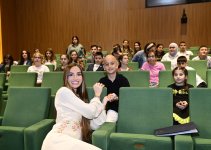 Вице-президент Фонда Гейдара Алиева Лейла Алиева и руководитель Баку Медиа Центра Арзу Алиева ознакомились с творческим процессом людей, принадлежащих к уязвимым группам (ФОТО)