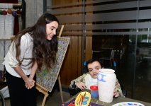 Вице-президент Фонда Гейдара Алиева Лейла Алиева и руководитель Баку Медиа Центра Арзу Алиева ознакомились с творческим процессом людей, принадлежащих к уязвимым группам (ФОТО)