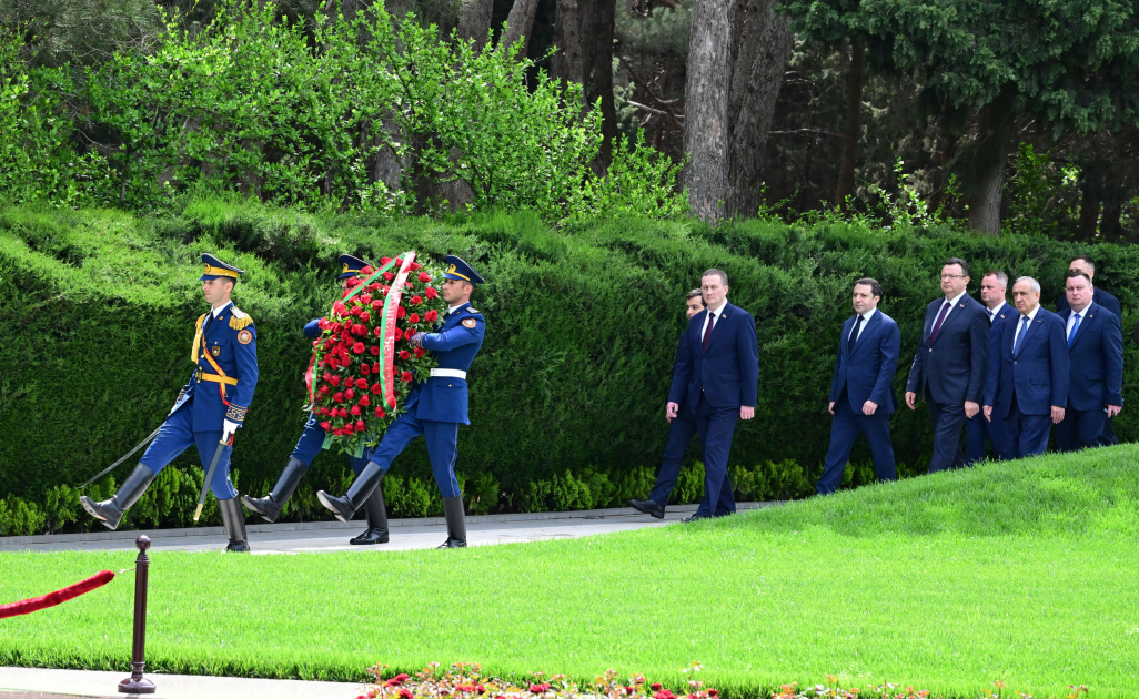 Премьер-министр Беларуси посетил Аллею почетного захоронения (ФОТО)