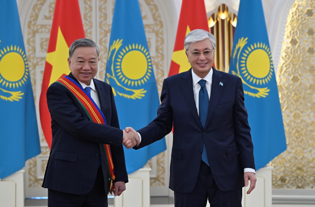 Kazakh President honors Vietnam's To Lam for his role in deepening bilateral relations