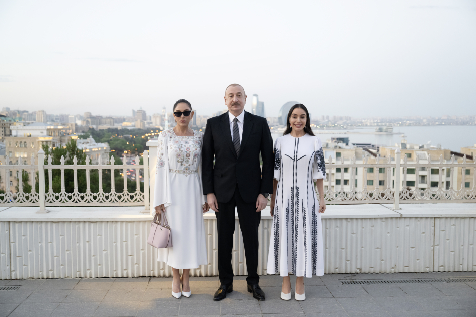 Президент Ильхам Алиев, Первая леди Мехрибан Алиева и Генеральный секретарь То Лам и его супруга Но Фон Ли ознакомились с выставкой изобразительного искусства Вьетнама (ФОТО/ВИДЕО)