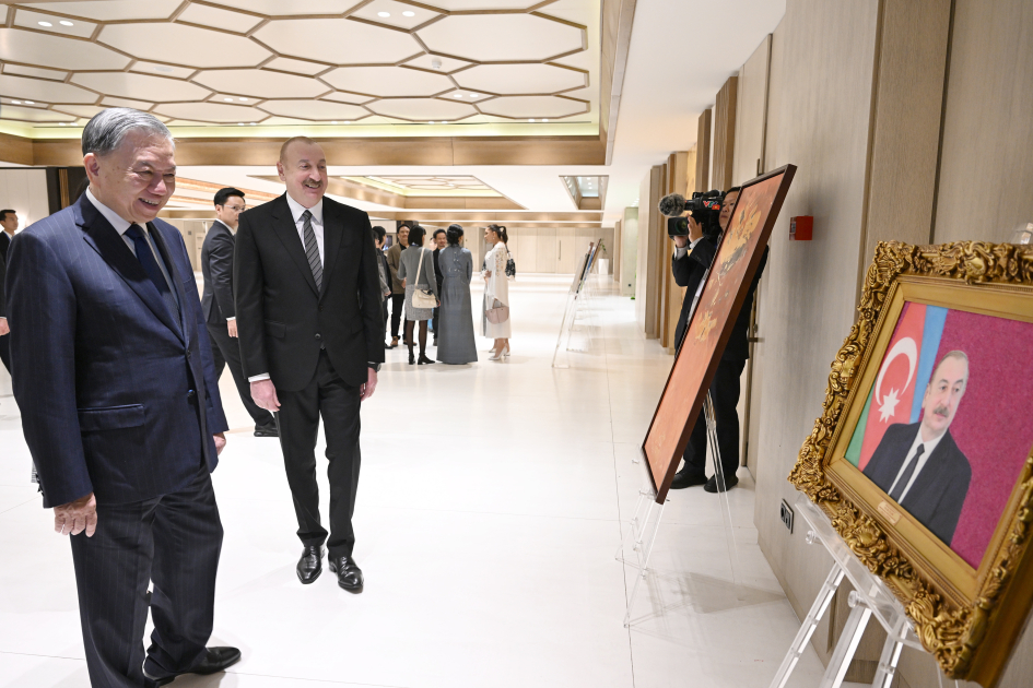 Президент Ильхам Алиев, Первая леди Мехрибан Алиева и Генеральный секретарь То Лам и его супруга Но Фон Ли ознакомились с выставкой изобразительного искусства Вьетнама (ФОТО/ВИДЕО)