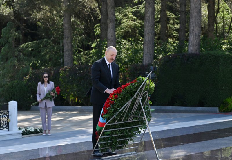 Президент Ильхам Алиев и Первая леди Мехрибан Алиева посетили могилу великого лидера Гейдара Алиева на Аллее почетного захоронения (ФОТО)