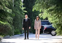 Президент Ильхам Алиев и Первая леди Мехрибан Алиева посетили могилу великого лидера Гейдара Алиева на Аллее почетного захоронения (ФОТО/ВИДЕО)