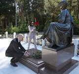 Президент Ильхам Алиев и Первая леди Мехрибан Алиева посетили могилу великого лидера Гейдара Алиева на Аллее почетного захоронения (ФОТО/ВИДЕО)