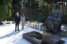 Президент Ильхам Алиев и Первая леди Мехрибан Алиева посетили могилу великого лидера Гейдара Алиева на Аллее почетного захоронения (ФОТО/ВИДЕО)