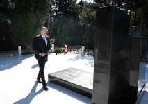 Президент Ильхам Алиев и Первая леди Мехрибан Алиева посетили могилу великого лидера Гейдара Алиева на Аллее почетного захоронения (ФОТО/ВИДЕО)