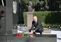 Президент Ильхам Алиев и Первая леди Мехрибан Алиева посетили могилу великого лидера Гейдара Алиева на Аллее почетного захоронения (ФОТО/ВИДЕО)