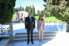 Президент Ильхам Алиев и Первая леди Мехрибан Алиева посетили могилу великого лидера Гейдара Алиева на Аллее почетного захоронения (ФОТО/ВИДЕО)