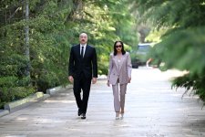 Президент Ильхам Алиев и Первая леди Мехрибан Алиева посетили могилу великого лидера Гейдара Алиева на Аллее почетного захоронения (ФОТО/ВИДЕО)