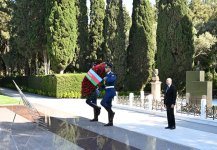 Президент Ильхам Алиев и Первая леди Мехрибан Алиева посетили могилу великого лидера Гейдара Алиева на Аллее почетного захоронения (ФОТО/ВИДЕО)