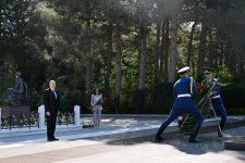 Президент Ильхам Алиев и Первая леди Мехрибан Алиева посетили могилу великого лидера Гейдара Алиева на Аллее почетного захоронения (ФОТО/ВИДЕО)