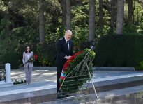 Президент Ильхам Алиев и Первая леди Мехрибан Алиева посетили могилу великого лидера Гейдара Алиева на Аллее почетного захоронения (ФОТО/ВИДЕО)