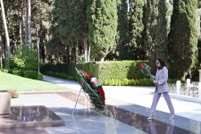 Президент Ильхам Алиев и Первая леди Мехрибан Алиева посетили могилу великого лидера Гейдара Алиева на Аллее почетного захоронения (ФОТО/ВИДЕО)