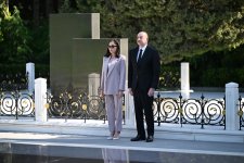 Президент Ильхам Алиев и Первая леди Мехрибан Алиева посетили могилу великого лидера Гейдара Алиева на Аллее почетного захоронения (ФОТО/ВИДЕО)