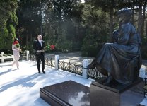 Президент Ильхам Алиев и Первая леди Мехрибан Алиева посетили могилу великого лидера Гейдара Алиева на Аллее почетного захоронения (ФОТО/ВИДЕО)