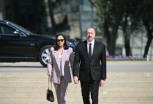 Президент Ильхам Алиев и Первая леди Мехрибан Алиева почтили память сынов и дочерей Азербайджана, погибших в борьбе за Победу над фашизмом (ВИДЕО/ФОТО)