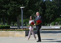 Президент Ильхам Алиев и Первая леди Мехрибан Алиева почтили память сынов и дочерей Азербайджана, погибших в борьбе за Победу над фашизмом (ВИДЕО/ФОТО)