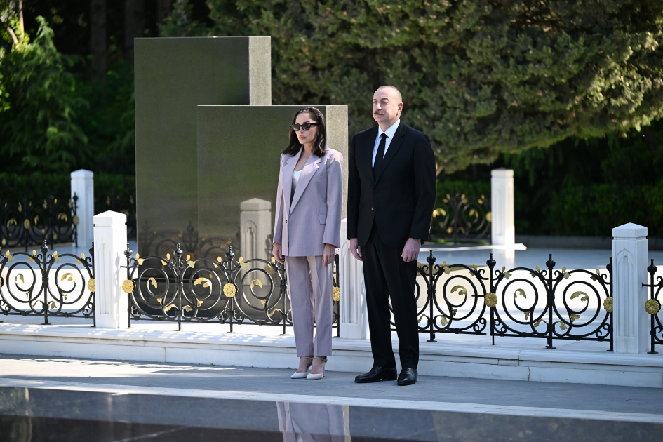 Президент Ильхам Алиев и Первая леди Мехрибан Алиева посетили могилу великого лидера Гейдара Алиева на Аллее почетного захоронения (ФОТО/ВИДЕО)