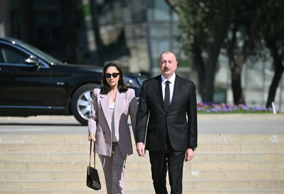 Президент Ильхам Алиев и Первая леди Мехрибан Алиева почтили память сынов и дочерей Азербайджана, погибших в борьбе за Победу над фашизмом (ВИДЕО/ФОТО)