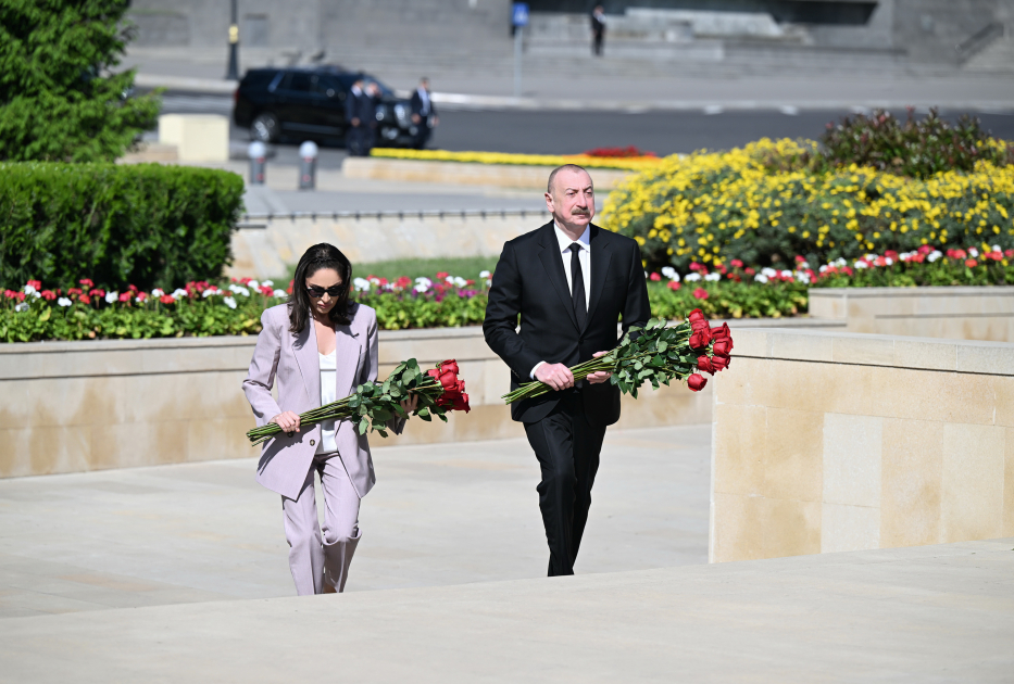 Президент Ильхам Алиев и Первая леди Мехрибан Алиева почтили память сынов и дочерей Азербайджана, погибших в борьбе за Победу над фашизмом (ВИДЕО/ФОТО)