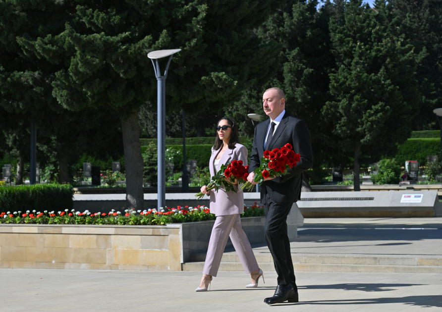 Президент Ильхам Алиев и Первая леди Мехрибан Алиева почтили память сынов и дочерей Азербайджана, погибших в борьбе за Победу над фашизмом (ВИДЕО/ФОТО)