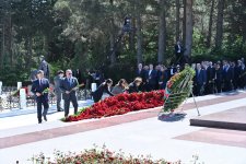 Коллектив Милли Меджлиса посетил могилу великого лидера Гейдара Алиева в Аллее почетного захоронения (ФОТО)