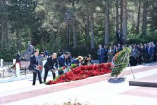 Коллектив Милли Меджлиса посетил могилу великого лидера Гейдара Алиева в Аллее почетного захоронения (ФОТО)