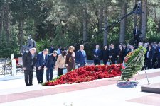 Коллектив Милли Меджлиса посетил могилу великого лидера Гейдара Алиева в Аллее почетного захоронения (ФОТО)