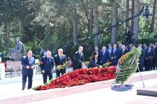 Коллектив Милли Меджлиса посетил могилу великого лидера Гейдара Алиева в Аллее почетного захоронения (ФОТО)