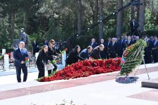 Коллектив Милли Меджлиса посетил могилу великого лидера Гейдара Алиева в Аллее почетного захоронения (ФОТО)