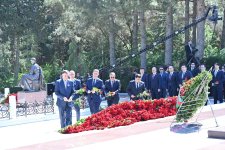 Коллектив Милли Меджлиса посетил могилу великого лидера Гейдара Алиева в Аллее почетного захоронения (ФОТО)