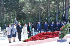 Коллектив Милли Меджлиса посетил могилу великого лидера Гейдара Алиева в Аллее почетного захоронения (ФОТО)