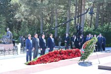 Коллектив Милли Меджлиса посетил могилу великого лидера Гейдара Алиева в Аллее почетного захоронения (ФОТО)