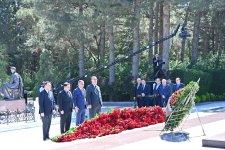 Коллектив Милли Меджлиса посетил могилу великого лидера Гейдара Алиева в Аллее почетного захоронения (ФОТО)