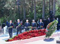 Коллектив Милли Меджлиса посетил могилу великого лидера Гейдара Алиева в Аллее почетного захоронения (ФОТО)