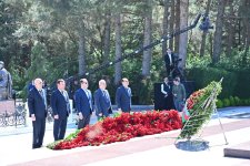 Коллектив Милли Меджлиса посетил могилу великого лидера Гейдара Алиева в Аллее почетного захоронения (ФОТО)