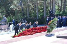 Коллектив Милли Меджлиса посетил могилу великого лидера Гейдара Алиева в Аллее почетного захоронения (ФОТО)