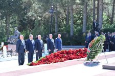 Коллектив Милли Меджлиса посетил могилу великого лидера Гейдара Алиева в Аллее почетного захоронения (ФОТО)