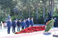 Коллектив Милли Меджлиса посетил могилу великого лидера Гейдара Алиева в Аллее почетного захоронения (ФОТО)