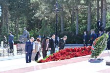 Коллектив Милли Меджлиса посетил могилу великого лидера Гейдара Алиева в Аллее почетного захоронения (ФОТО)