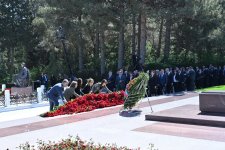 Коллектив Милли Меджлиса посетил могилу великого лидера Гейдара Алиева в Аллее почетного захоронения (ФОТО)